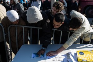 Departure of the first bus with Syrian refugees from Idomeni to a temporary relocation camp in Veria, Greece on March 25, 2016. / Αναχώρηση του πρώτου λεωφορείου με Σύρους πρόσφυγες από την Ειδομένη με προορισμό κέντρο προσωρινής μετεγκατάστασης στη Βέροια, 25 Μαρτίου 2016.