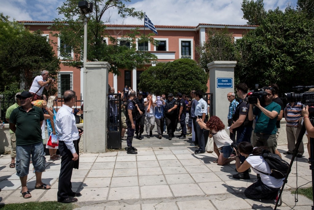 In the act of committing the eight Turkish military officers who fled to Greece in a helicopter requesting political asylum during the failed coup attempt in Turkey, Alexandroupolis, Greece on July 18, 2016. / Στο αυτόφωρο οι 8 Τούρκοι στρατιωτικοί που κρατούνται στην Αλεξανδρούπολη έπειτα από την παράνομη είσοδο τους στην Ελλάδα με ελικόπτερο αιτούμενοι πολιτικό άσυλο κατά την διάρκεια της αποτυχημένης απόπειρας πραξικοπήματος στην Τουρκία, Αλεξανδρούπολη, 18 Ιουλίου 2016.