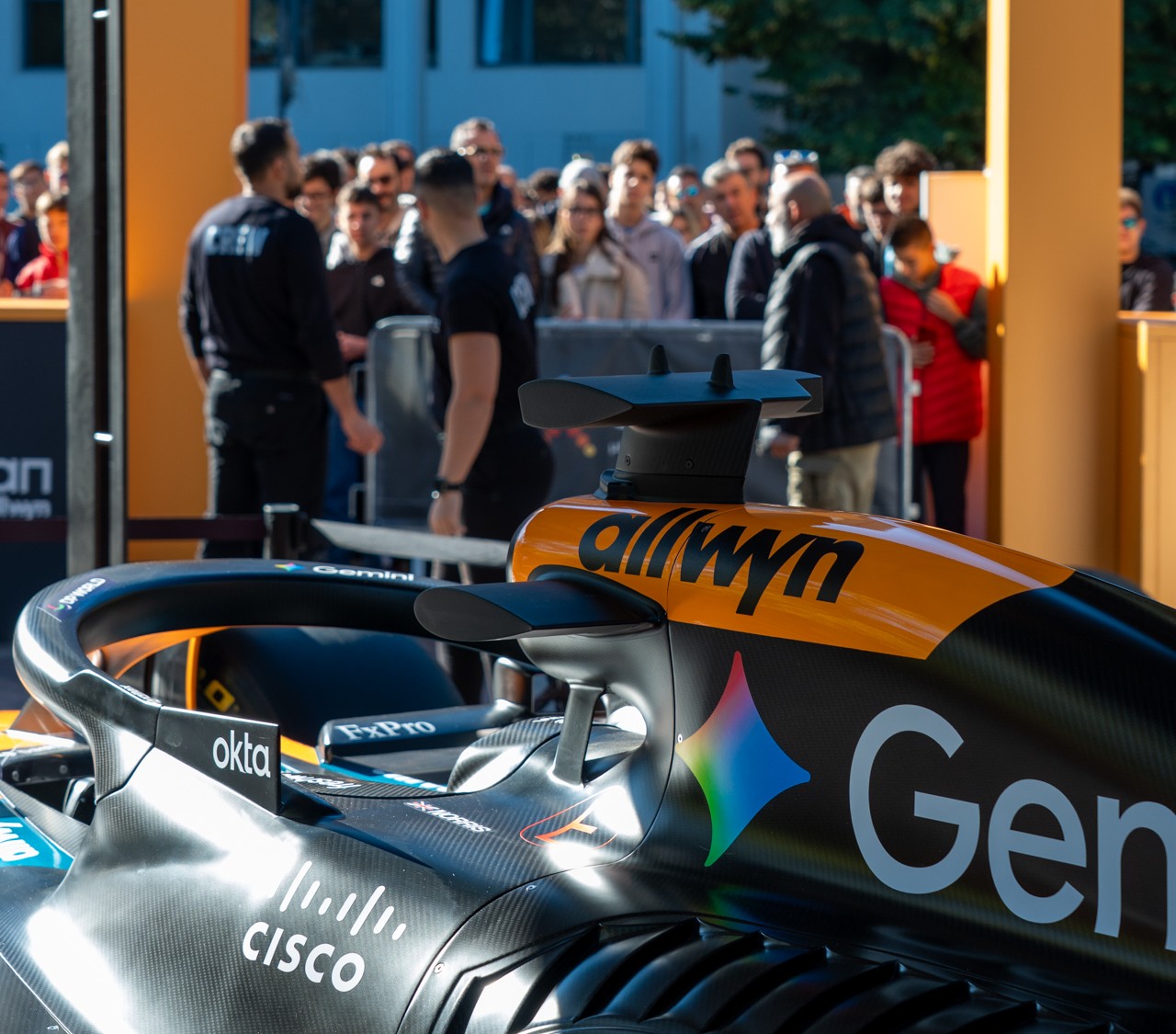Πανηγυρίζουν οι φίλοι της McLaren F1 Team σε όλο τον πλανήτη> Από το ...